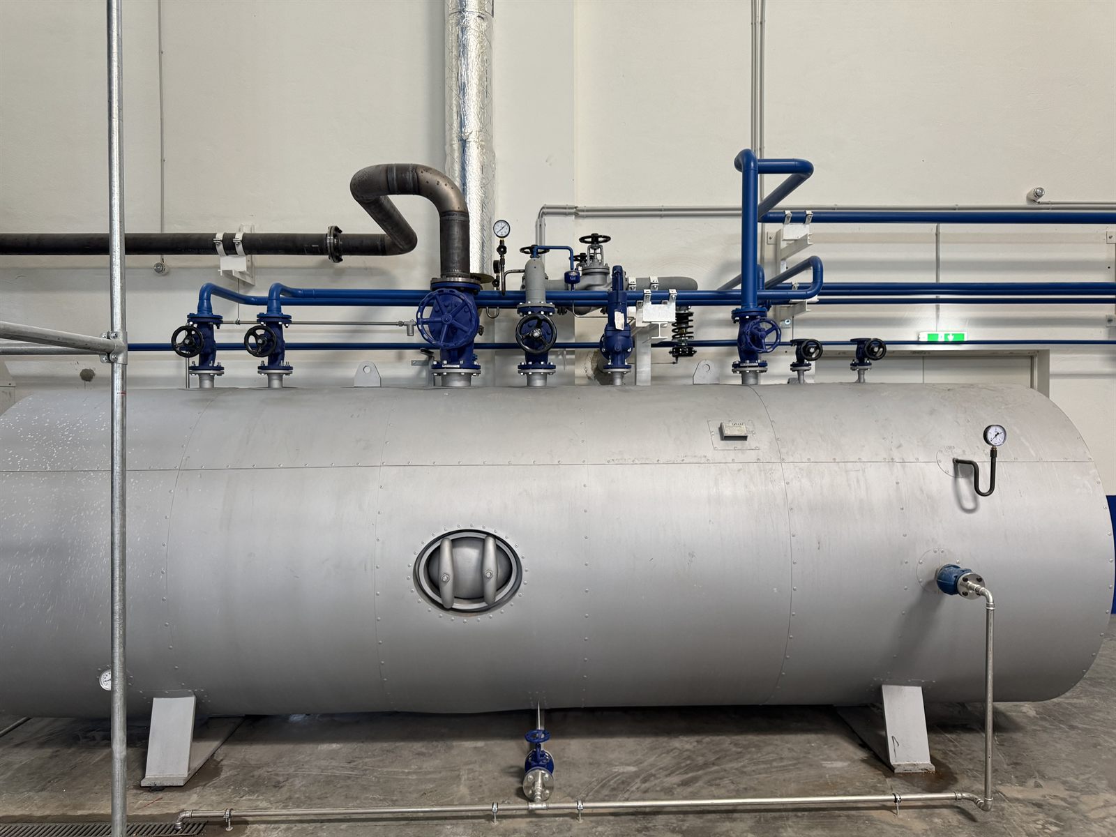 Vollisolierter Dampfspeicher mit Armaturen